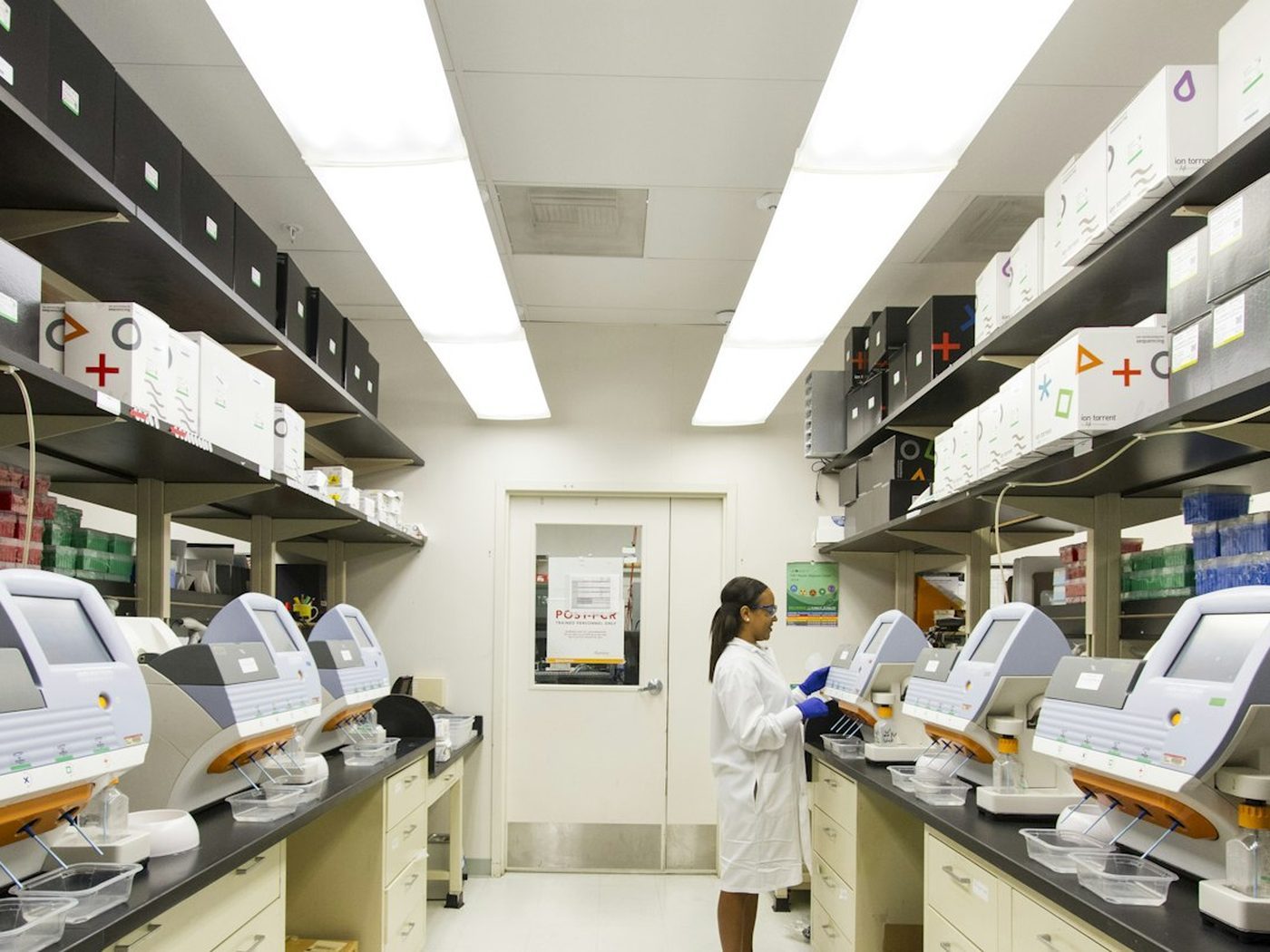 Clinical laboratory — illustrative image, not a photograph of Almavita’s clinic